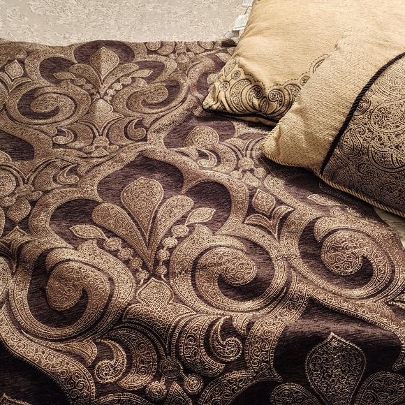 W-C Home Fashions Bedspread and Pillows - Picture 5 of 10